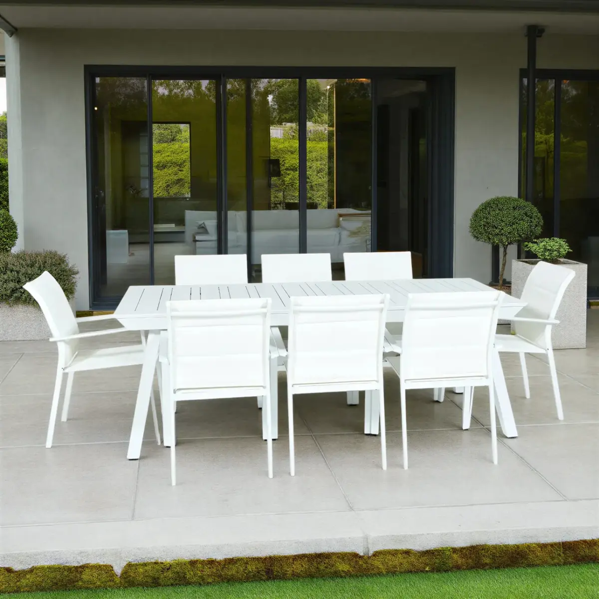 SAVOR Outdoor Dining Set