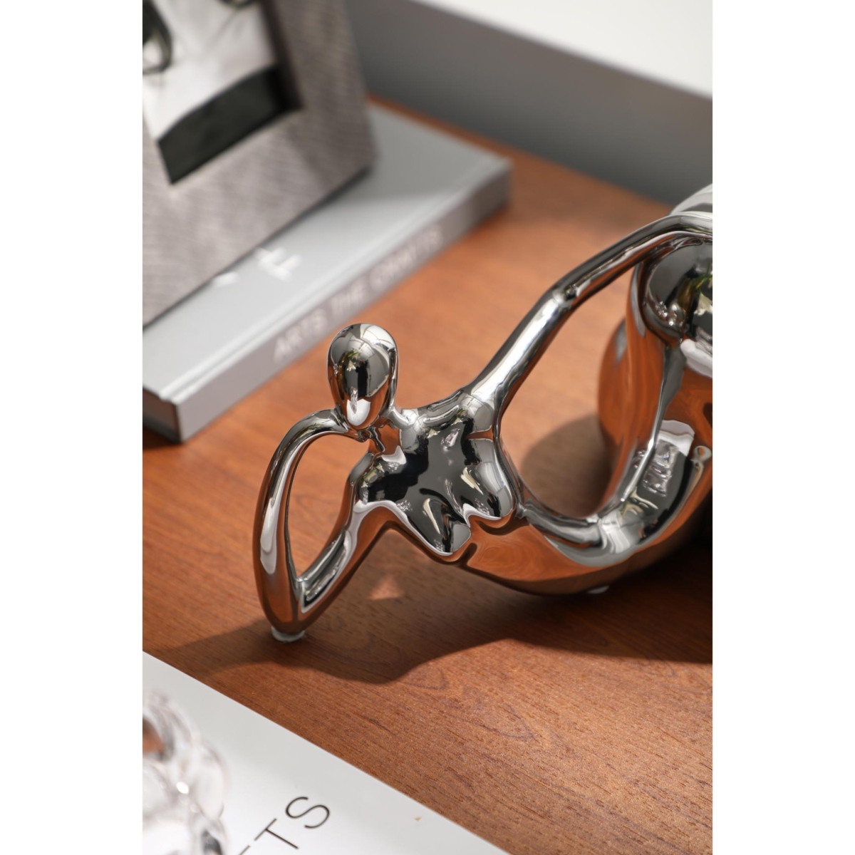 FD-D25039-3.jpg Elegant Woman Ornament