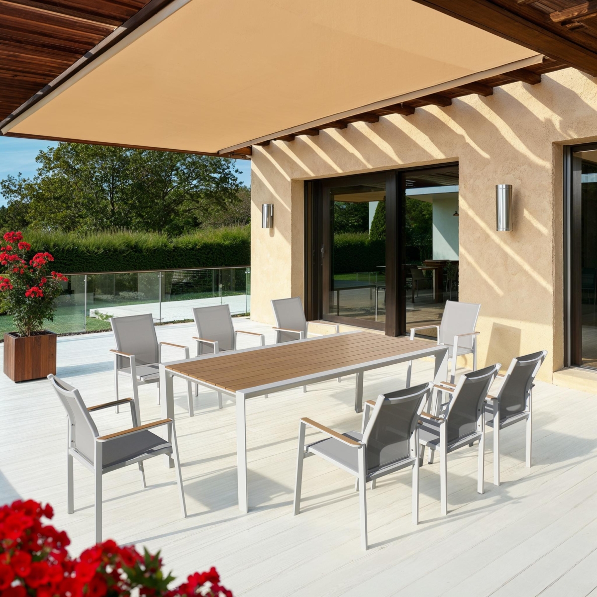 NUAR Outdoor Dining Set