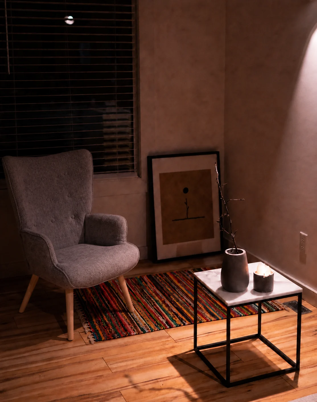 Minimal student-room mood with an AURORA chair, ALINO table and Jarapa rug
